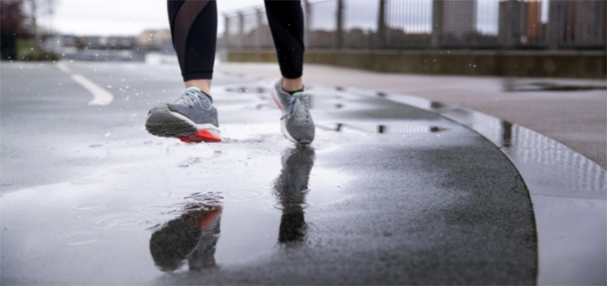4 Sepatu Lari Dengan Fitur Waterproof Cocok Untuk Musim Hujan